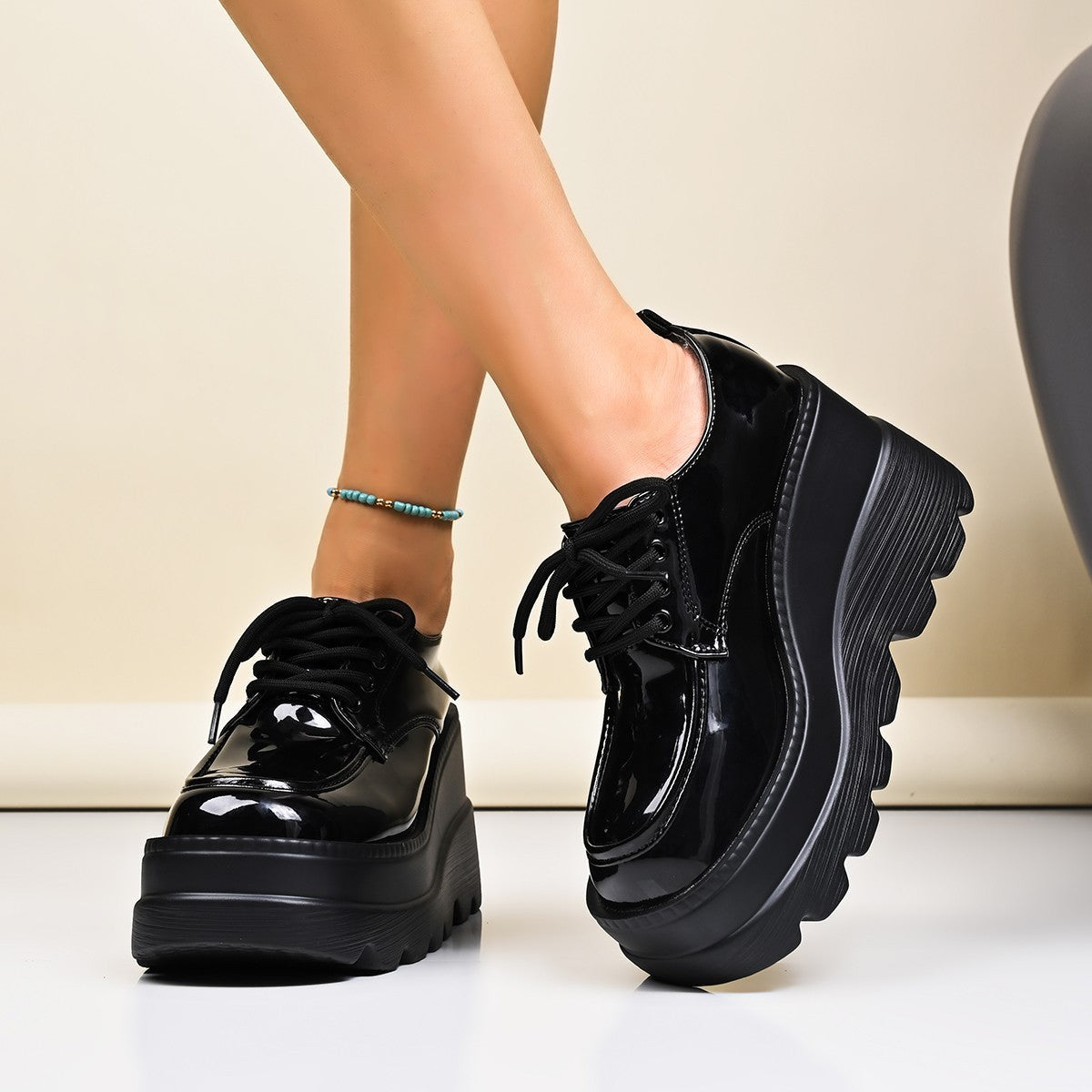 Damen Plateau Schnürschuhe mit glänzendem Obermaterial und rutschfester Sohle Krohn-e