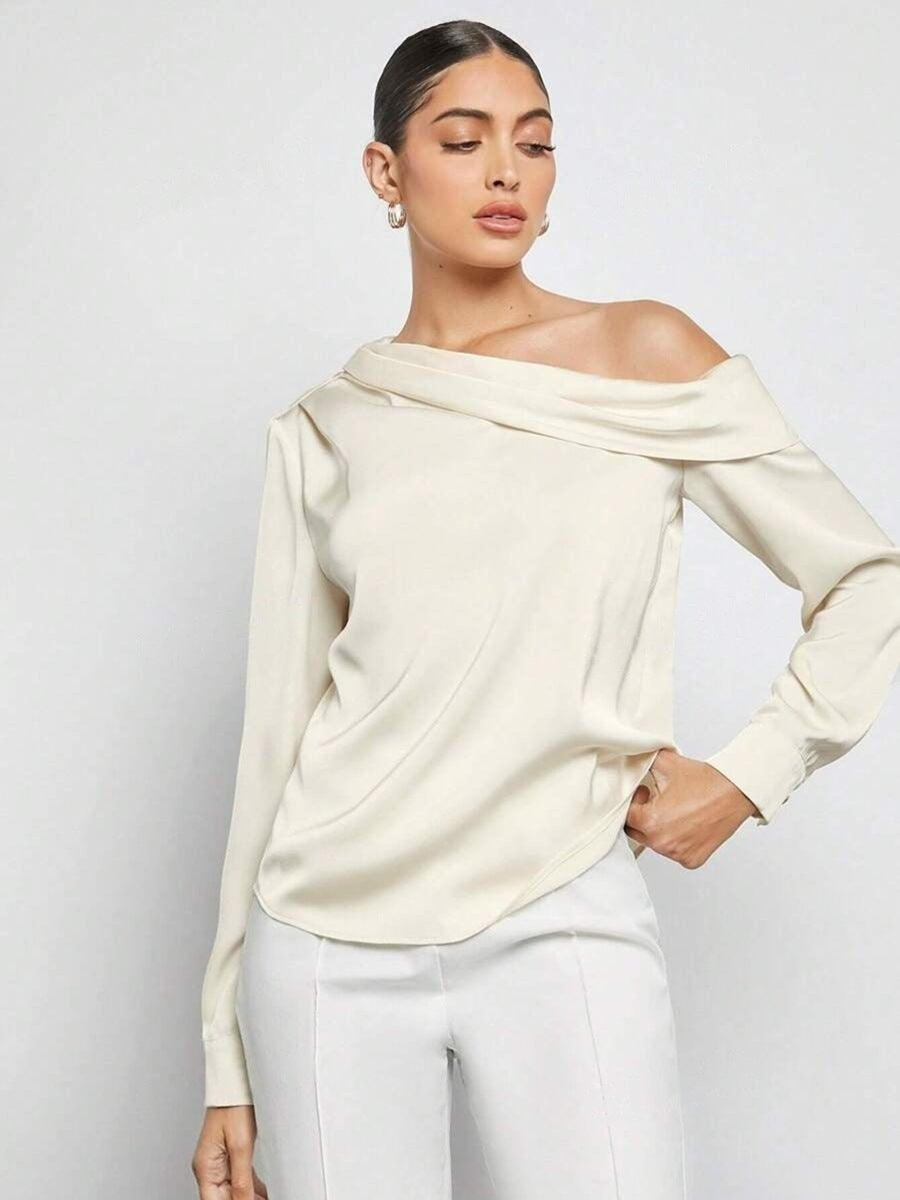 Langarmshirt aus Satin mit Falten und schulterfreien Ausschnitt von Fudus