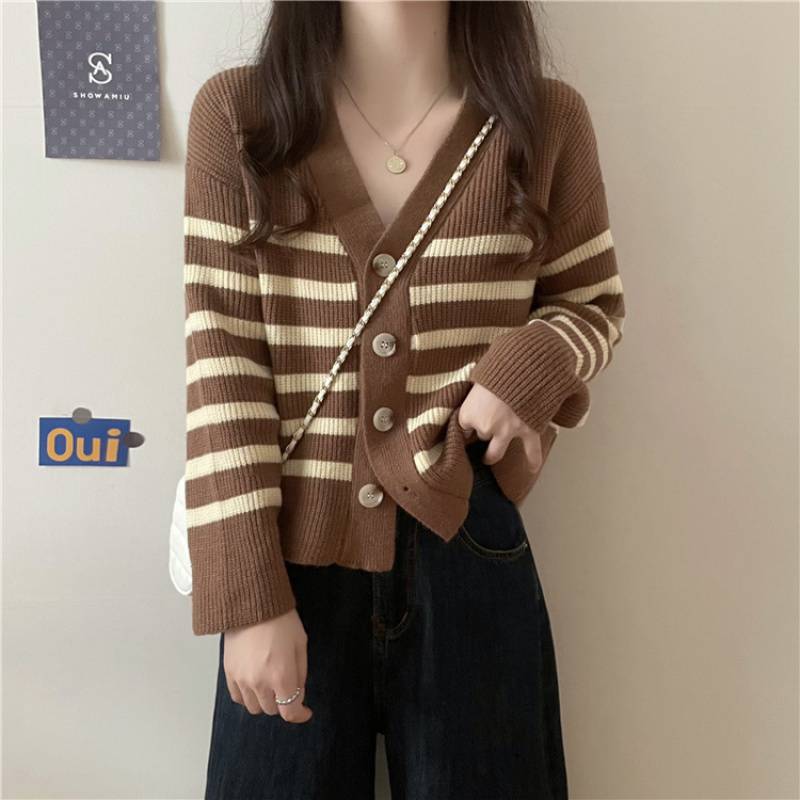 Damen gestreifte Strickjacke mit elegantem V-Ausschnitt und dekorativen Knöpfen Krohn-e
