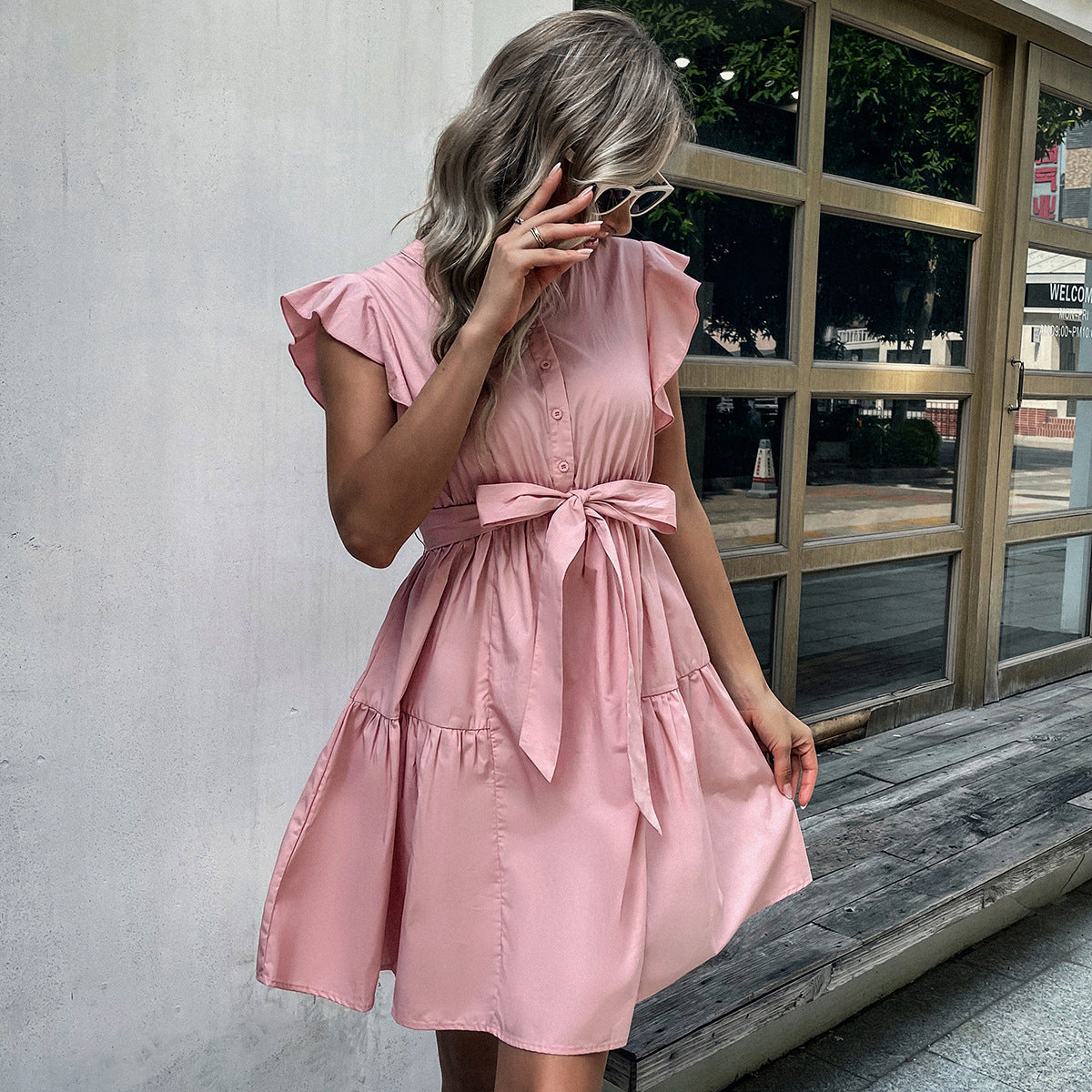 Elegantes Kapuzenkleid mit Rüschensaum und Ärmeln von Fudus