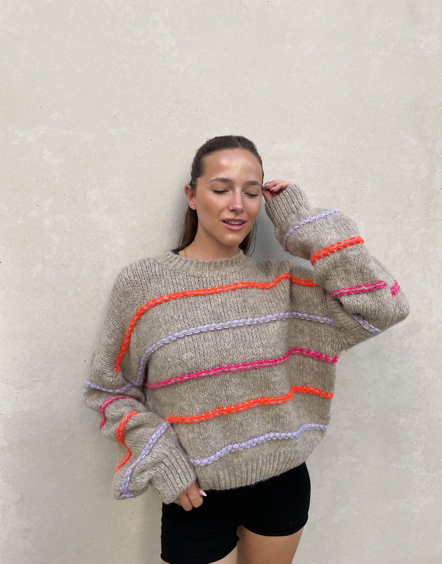 Krohn-e | Übergroßer Pullover mit neonfarbenen Ziernähten