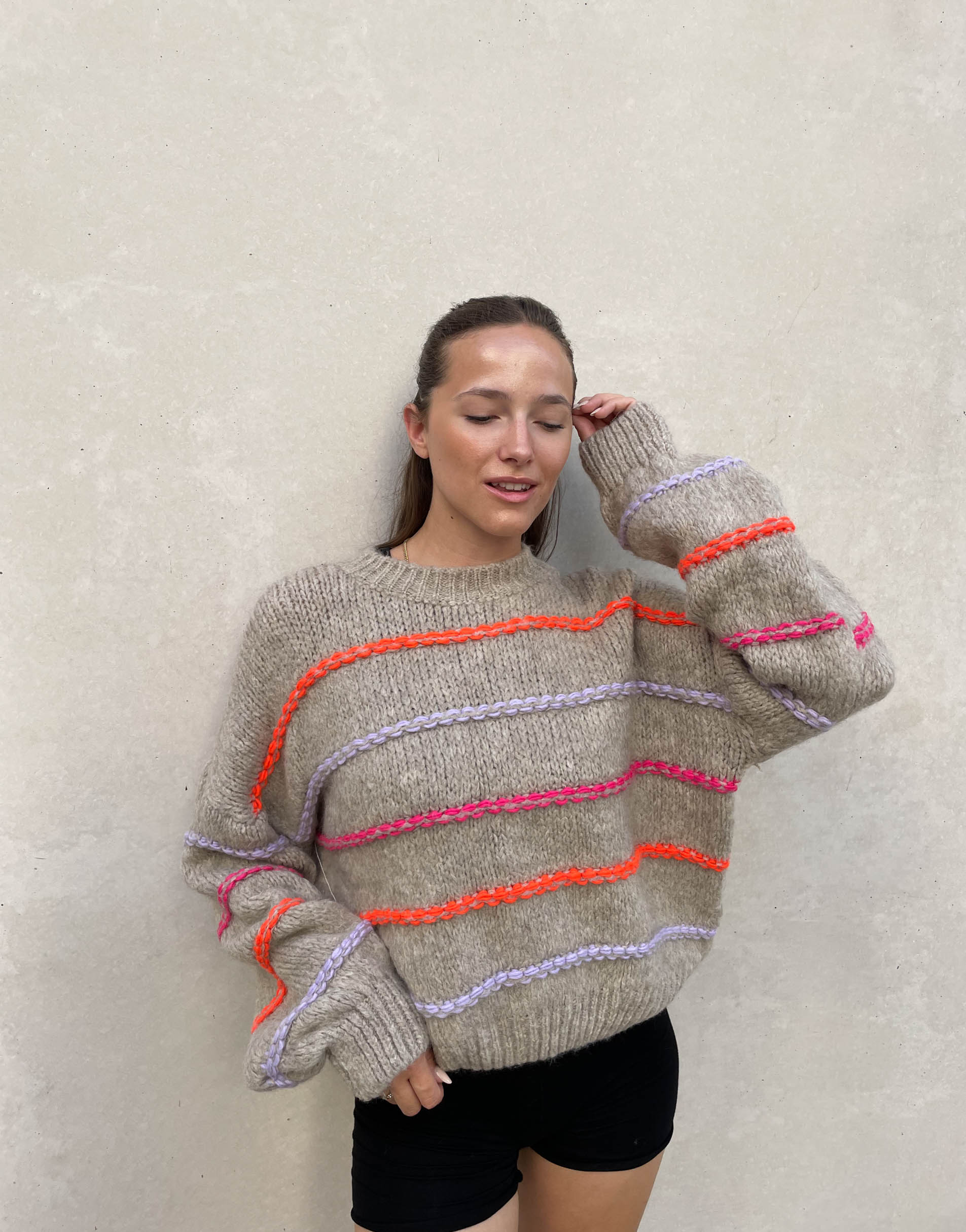 Krohn-e | Übergroßer Pullover mit neonfarbenen Ziernähten