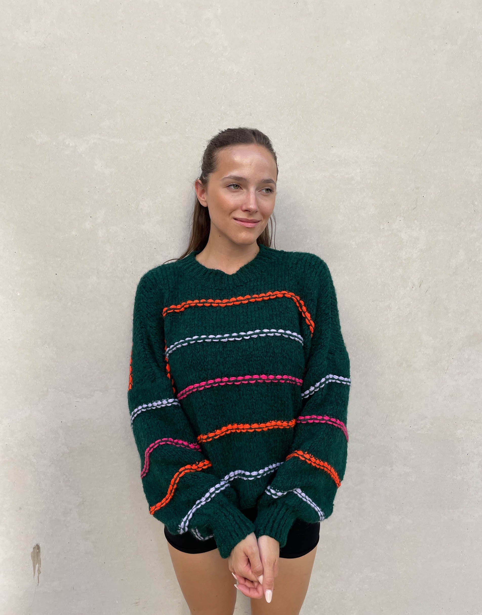 Krohn-e | Übergroßer Pullover mit neonfarbenen Ziernähten