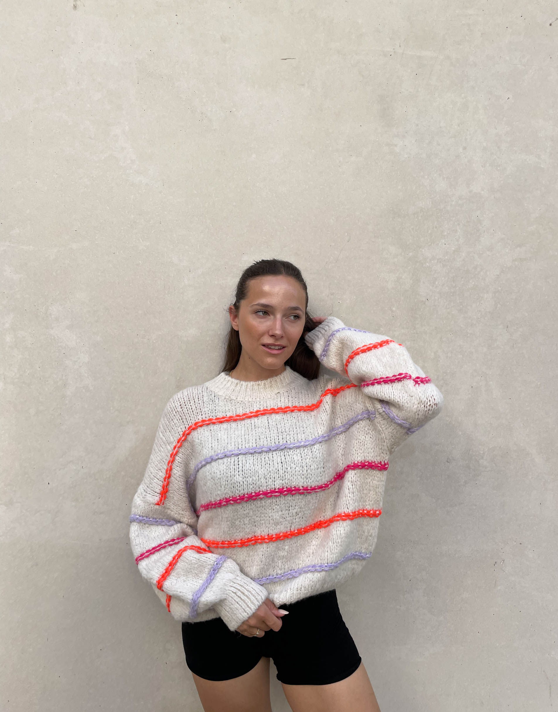 Krohn-e | Übergroßer Pullover mit neonfarbenen Ziernähten