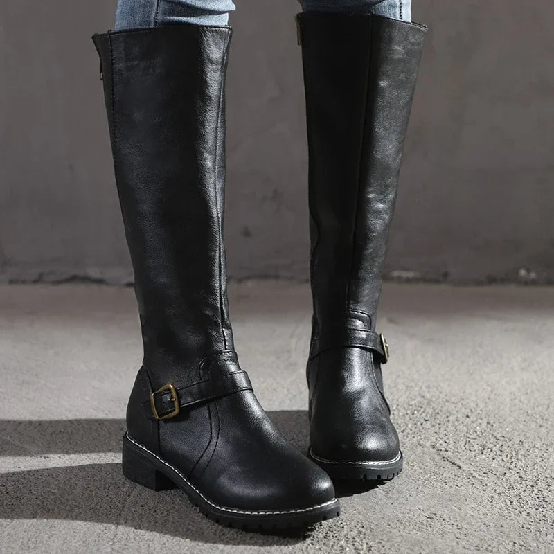 Krohn-e | Knielange Stiefel – Schmaler Schnitt – Schnallen-Detail – Lederähnliche Oberfläche – Profilsohle