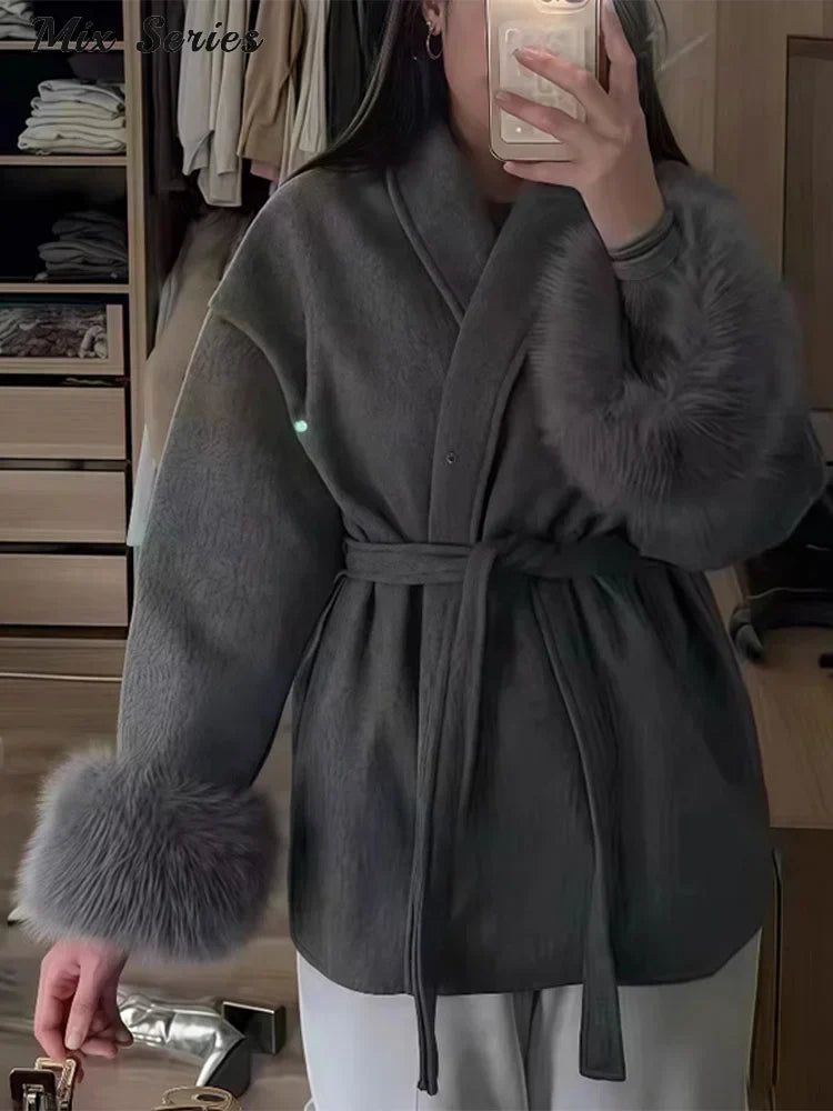 Krohn-e | Wolljacke mit Gürtel und Fake Fur Manschetten