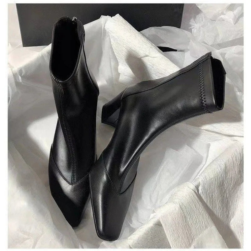 Krohn-e | High Heels Chunky Heel Stiefel mit Spitzem Zehen