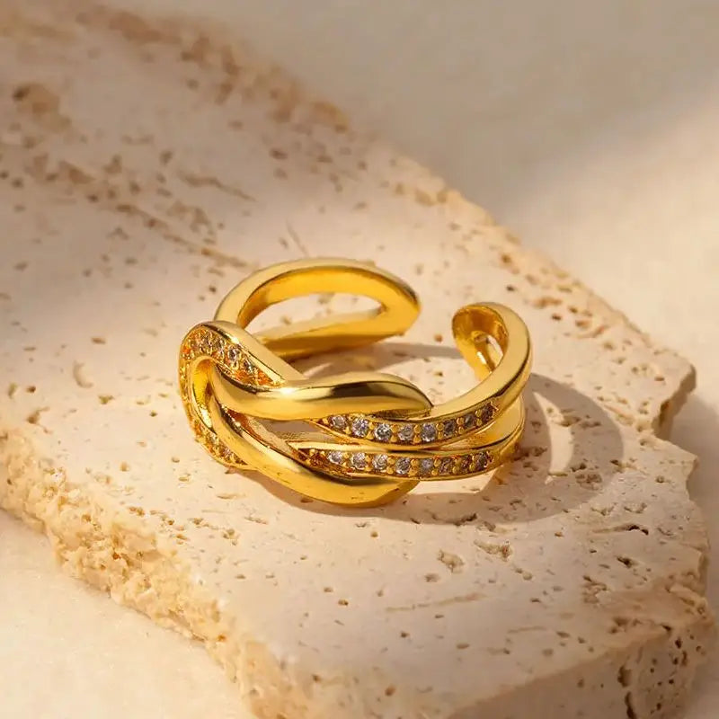 Moderner Ring mit goldenem Zirkonia-Kristall: Wilma
 - Krohn-e