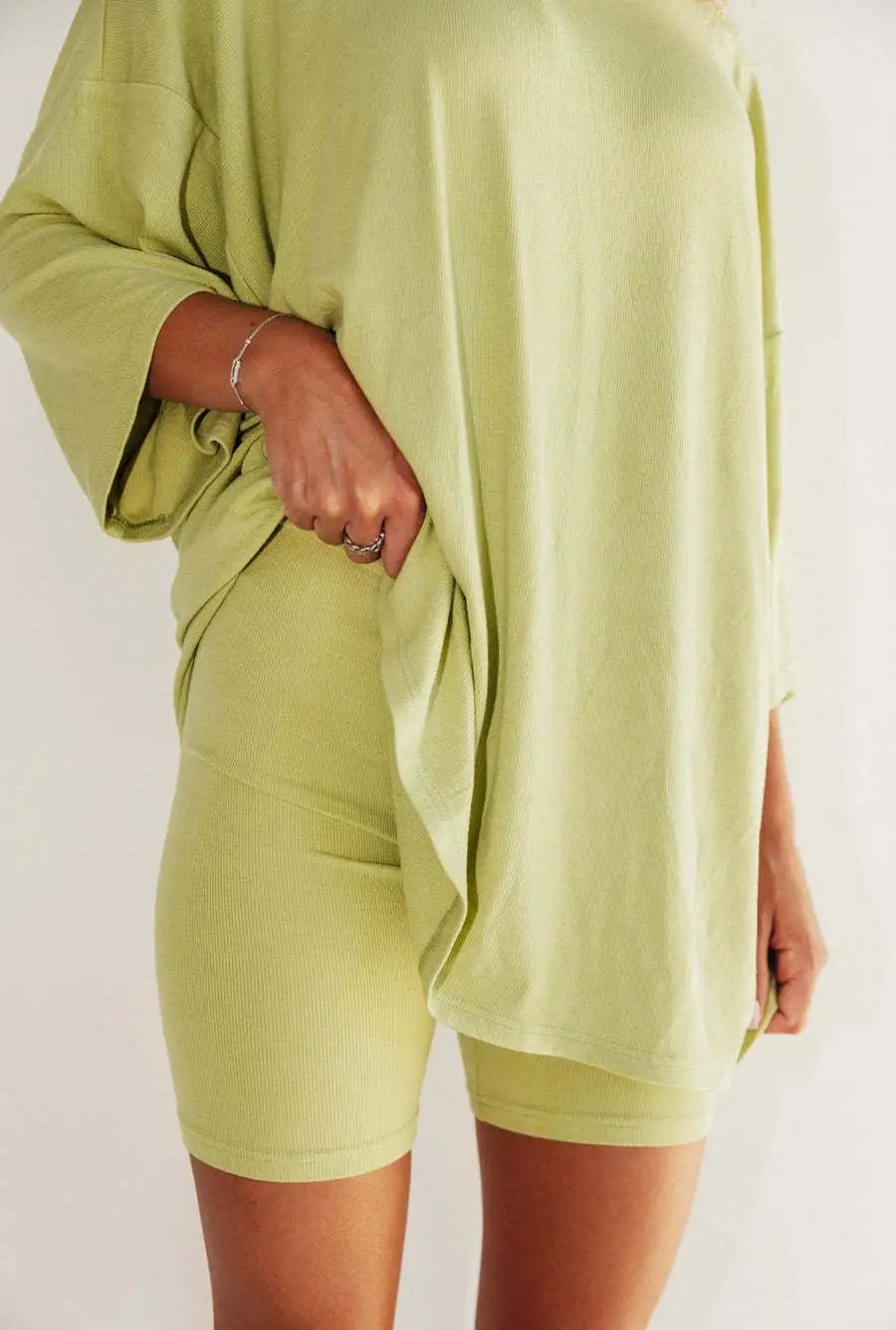 Loungewear Set für Damen: Oversize-Shirt und Bikershorts