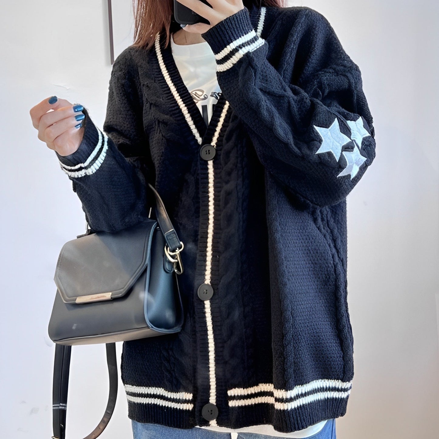 Krohn-e | Warmer Karamell Damenstrickjacke Mit Stilvoller Stickerei