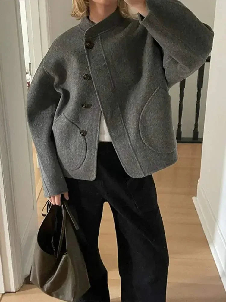 Krohn-e | Übergröße Wolljacke mit Asymmetrischer Knopfleiste und Großen Taschen