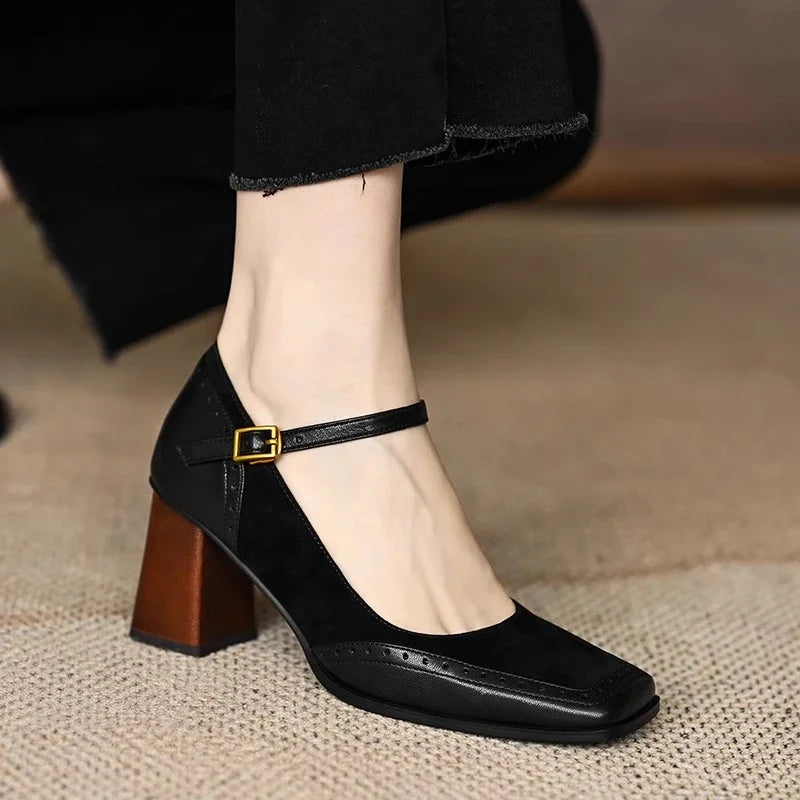 KROHN-E Damen Block-Heel Pumps Quadrat-Zehenform Knöchelriemen Brogue-Design