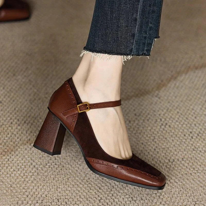 KROHN-E Damen Block-Heel Pumps Quadrat-Zehenform Knöchelriemen Brogue-Design