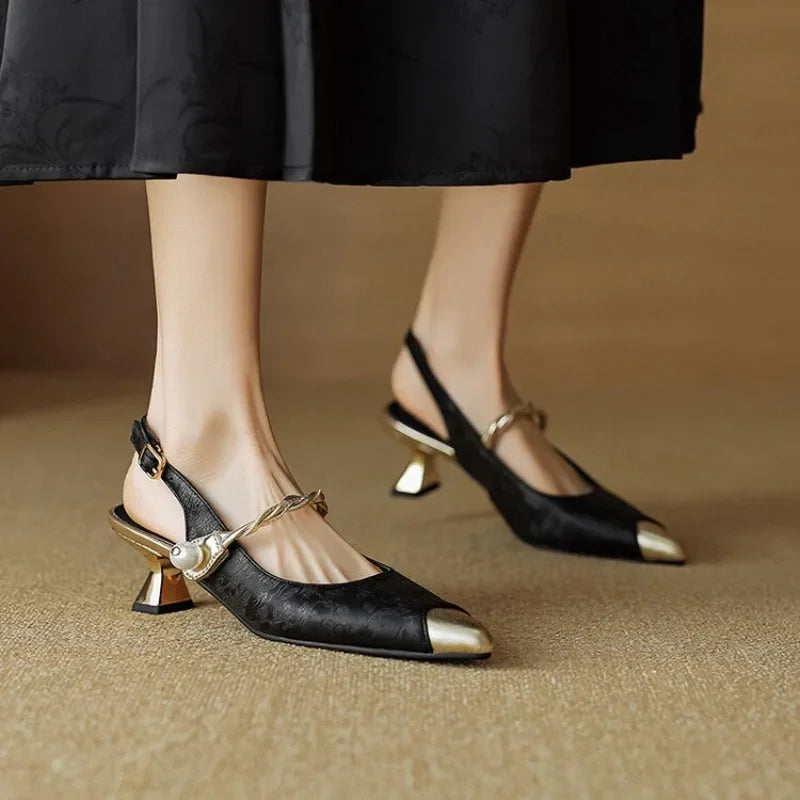 KROHN-E Damen Slingback Kitten Heels Perlenriemen Spitze Zehen