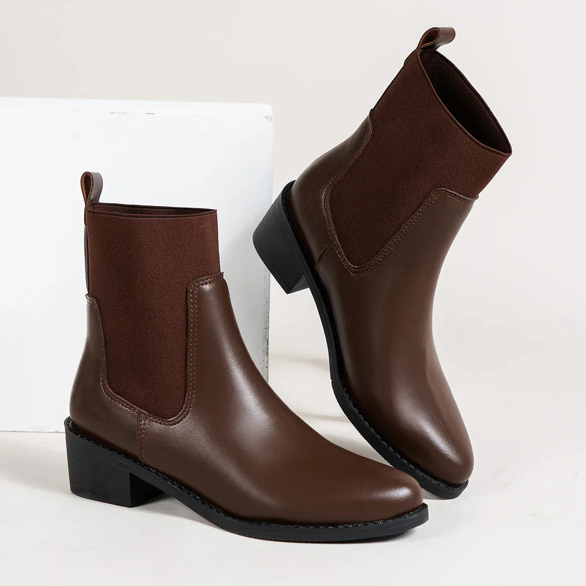 Krohn-e | Chelsea Boots mit Blockigem Absatz und Spitzer Zehe