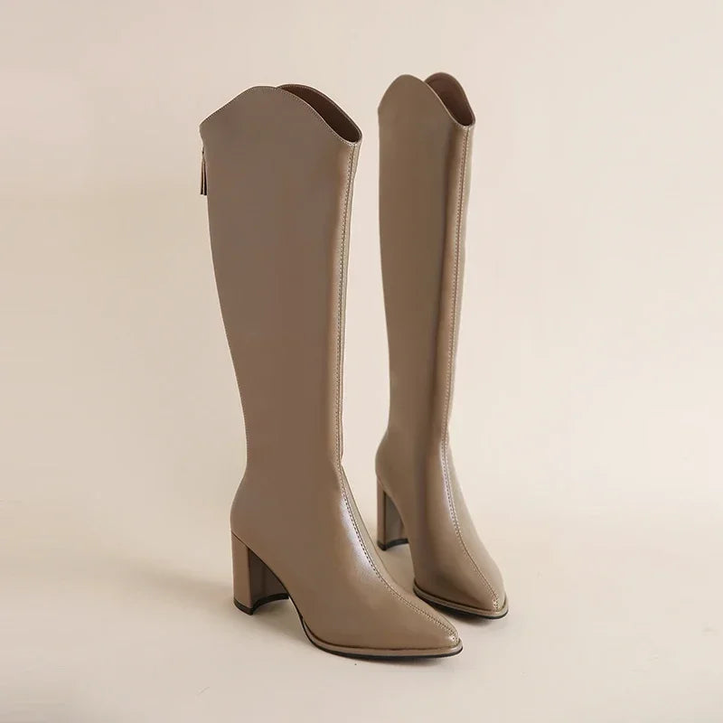 Krohn-e | Kniehohe Stiefel mit Dicken Hohen Absätzen