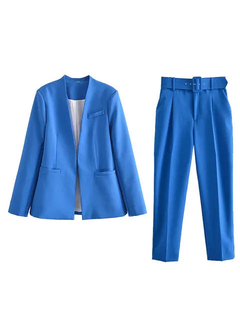 Elegantes Business-Outfit für Damen: Blazer und Hose