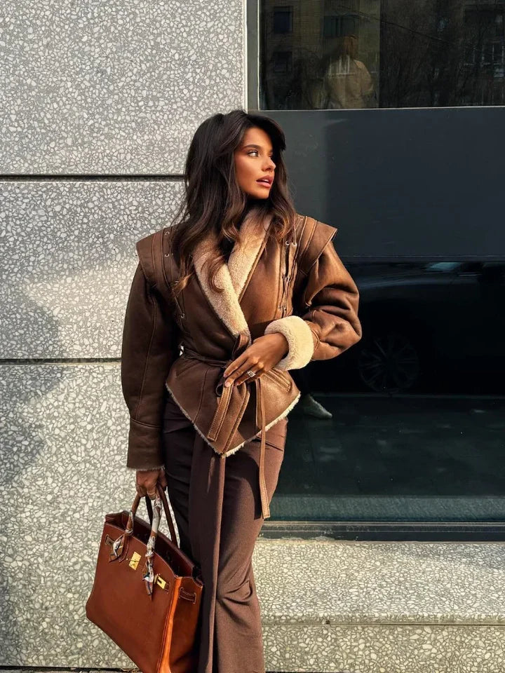 Krohn-e | Braune Lederjacke mit Fell und Gürtel