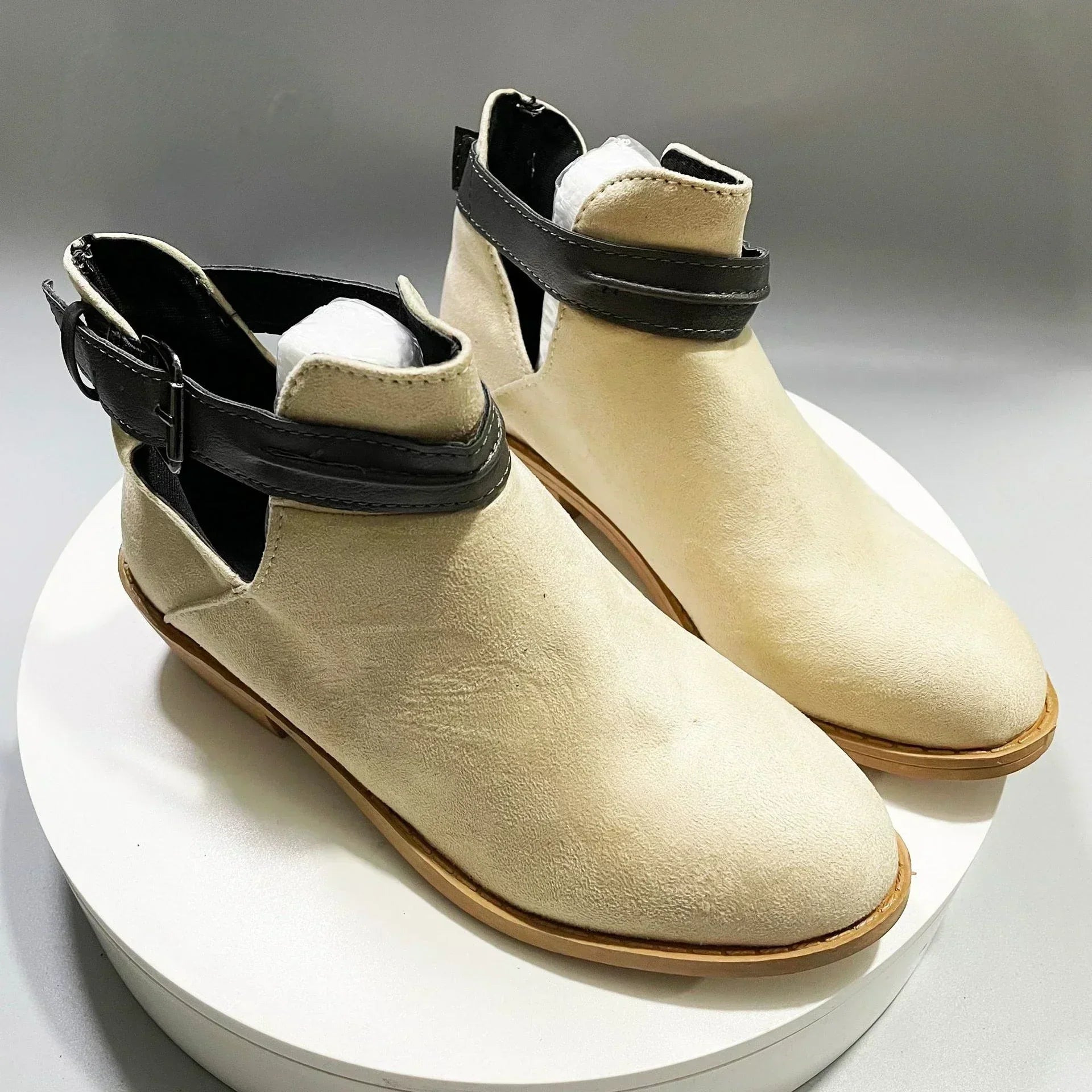 Krohn-e | Stiefeletten mit Verstellbarem Riemen und Spitzer Zehe