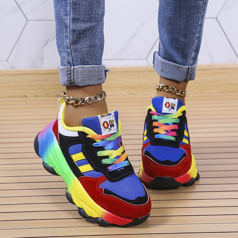 Damenschuhe mit Regenbogen-Streifen und Spitze