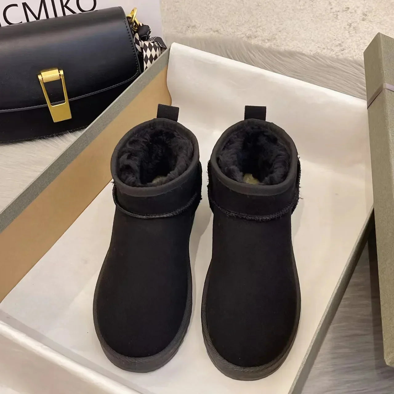 Moderne, modische Winterstiefel von Inessa