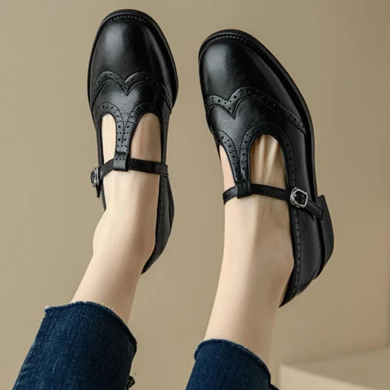 KROHN-E Damen T-Spangen Schuhe Niedriger Blockabsatz Brogue Details