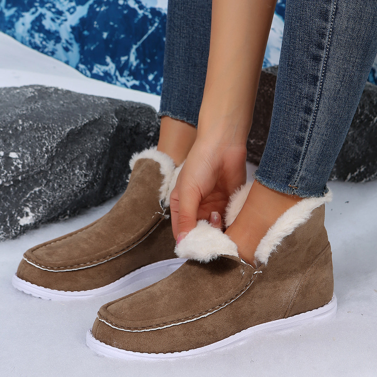 Krohn-e | Bequeme Kurze Stiefel mit Plüschigem Fell und Flachen Sohlen für Frauen