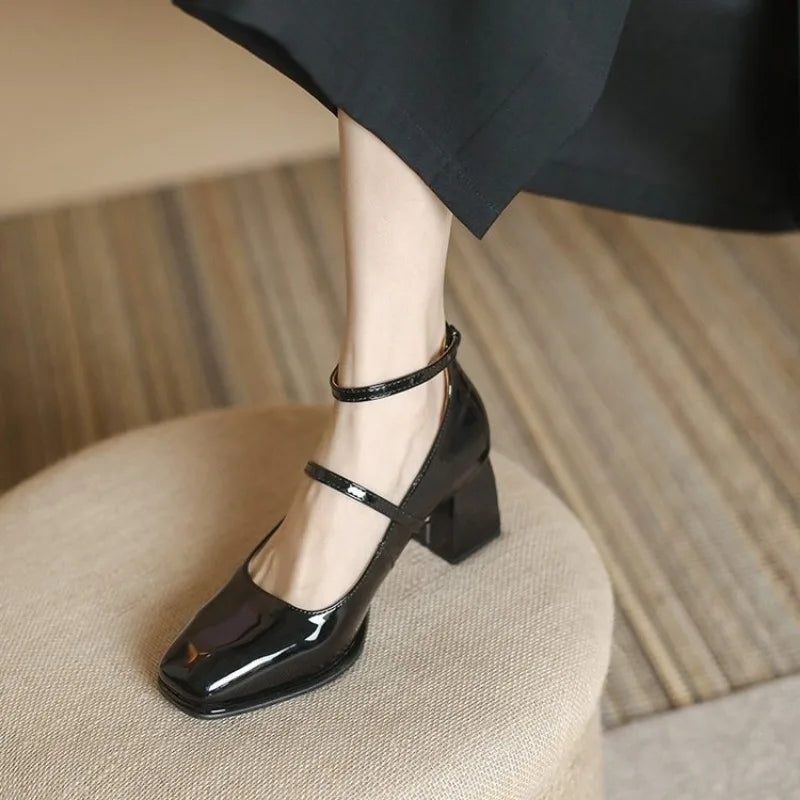 KROHN-E Damen Pumps Eckiger Zeh Knöchelriemen Block-Absatz Patent
