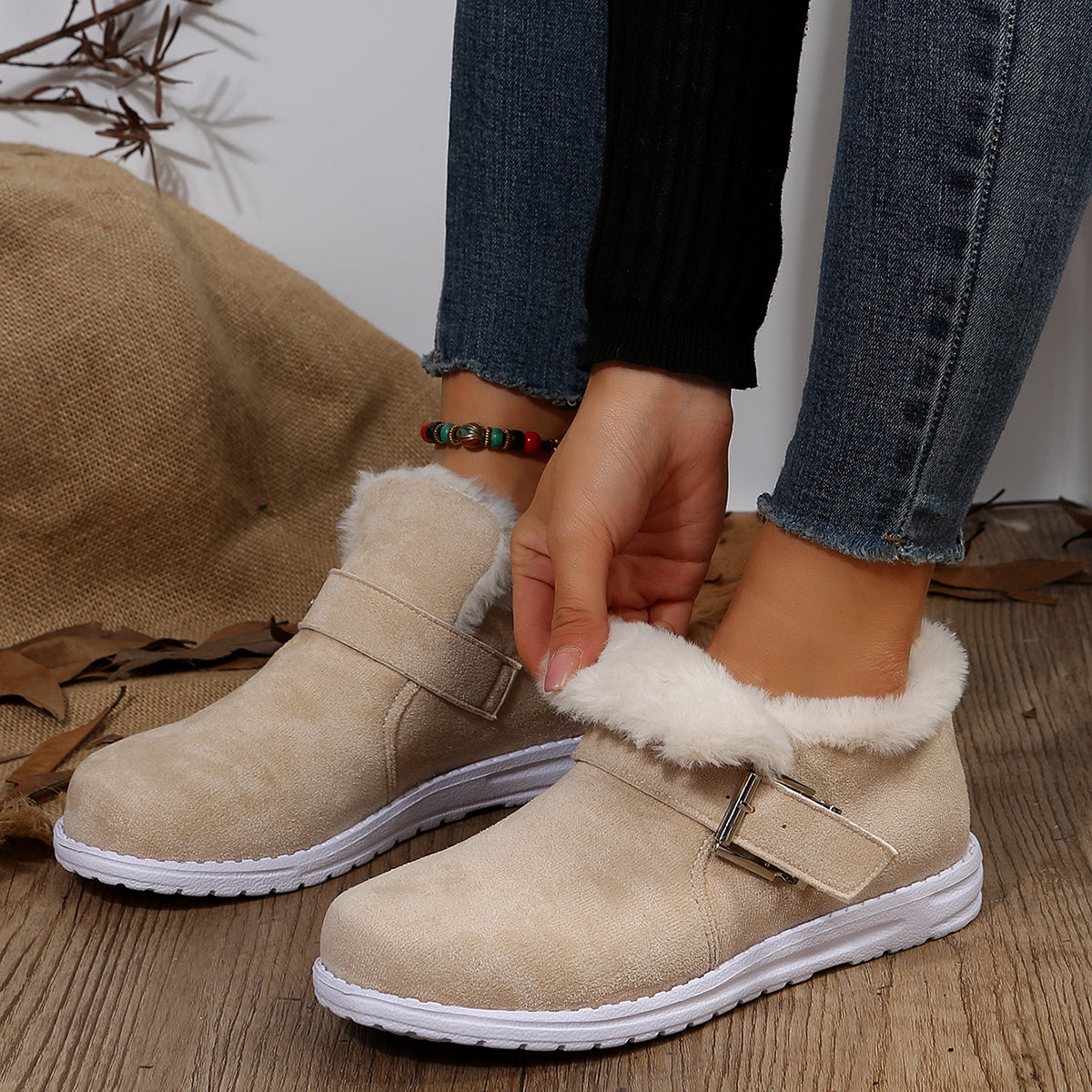Krohn-e | Bequeme Kurze Stiefel mit Plüschigem Fell und Flachen Sohlen für Frauen