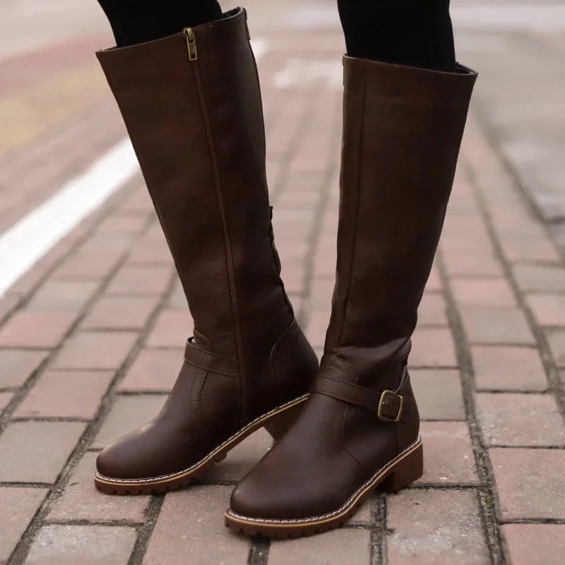 Krohn-e | High-Top Biker Stiefel mit Blockabsatz und Schnallendesign