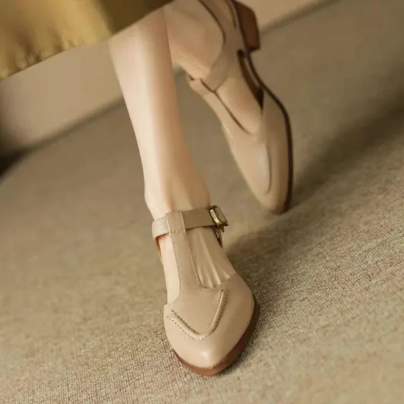 KROHN-E Damen T-Riemen Pumps spitze Zehen niedriger Absatz beige braun