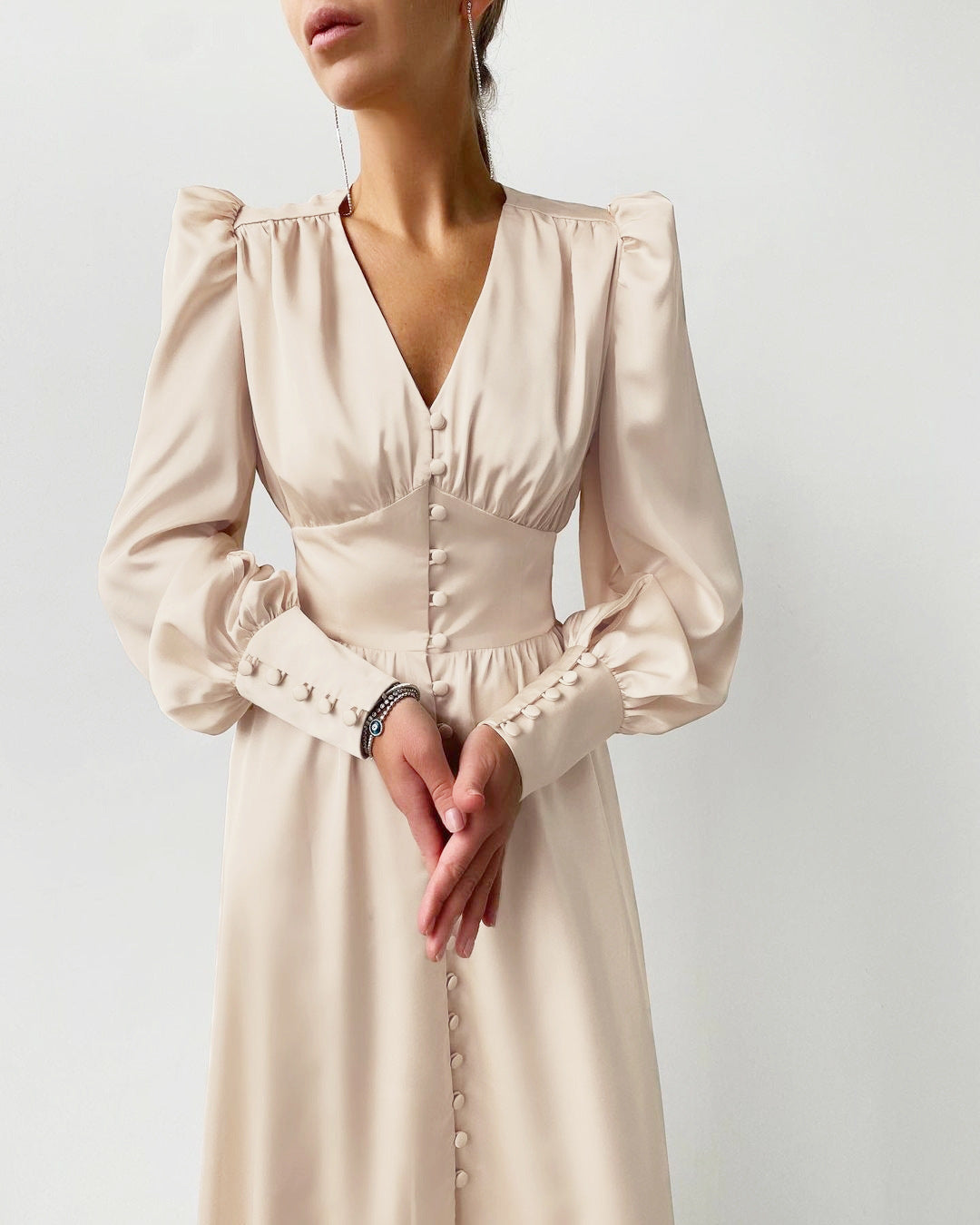 Damen-Partykleid mit V-Ausschnitt und Puffärmeln in elegantem Design