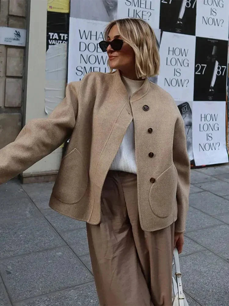 Krohn-e | Übergröße Wolljacke mit Asymmetrischer Knopfleiste und Großen Taschen