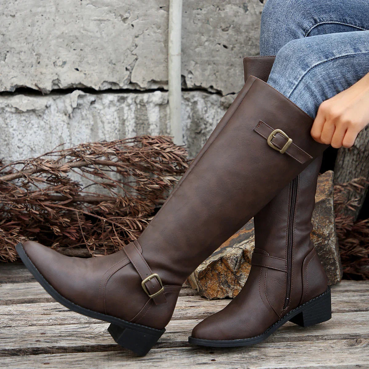Krohn-e | Hohe Reitstiefel mit Schnallenriemen und Niedrigem Absatz für Frauen