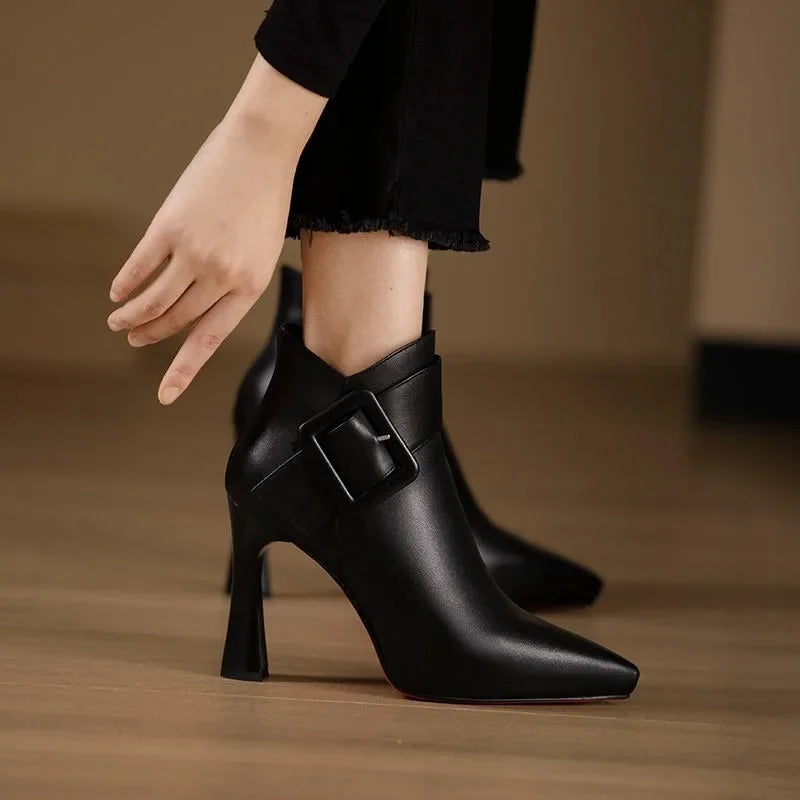 KROHN-E Damen Stiefeletten mit Schnalle Blockabsatz Schwarz Kunstleder