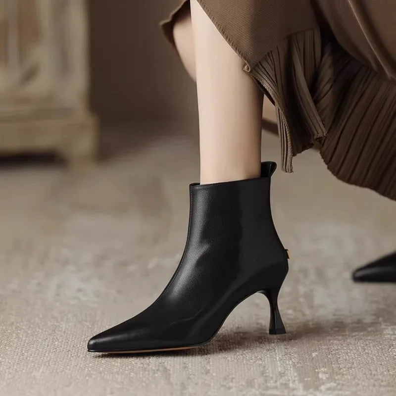 KROHN-E Damen Kitten-Heel Stiefeletten Spitz Schwarz
