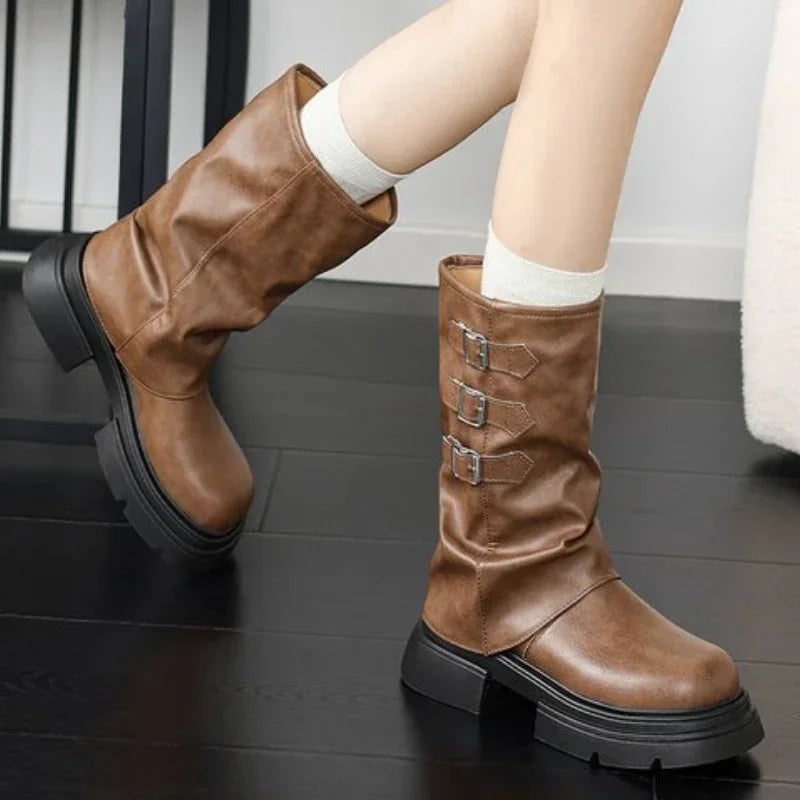 Krohn-e | Chunky-Heel-Biker-Stiefel für Damen mit Riemen-Details