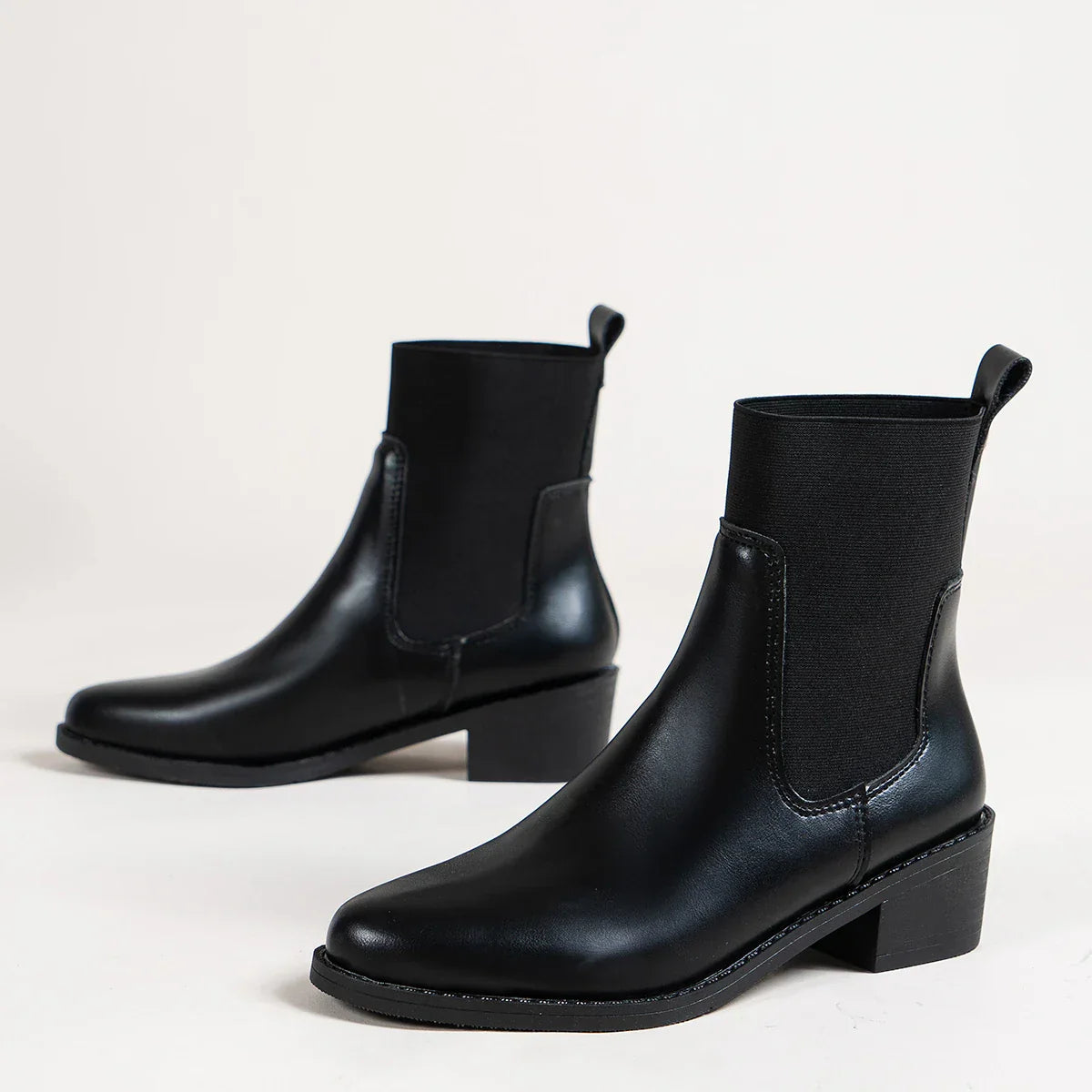Krohn-e | Chelsea Boots mit Blockigem Absatz und Spitzer Zehe
