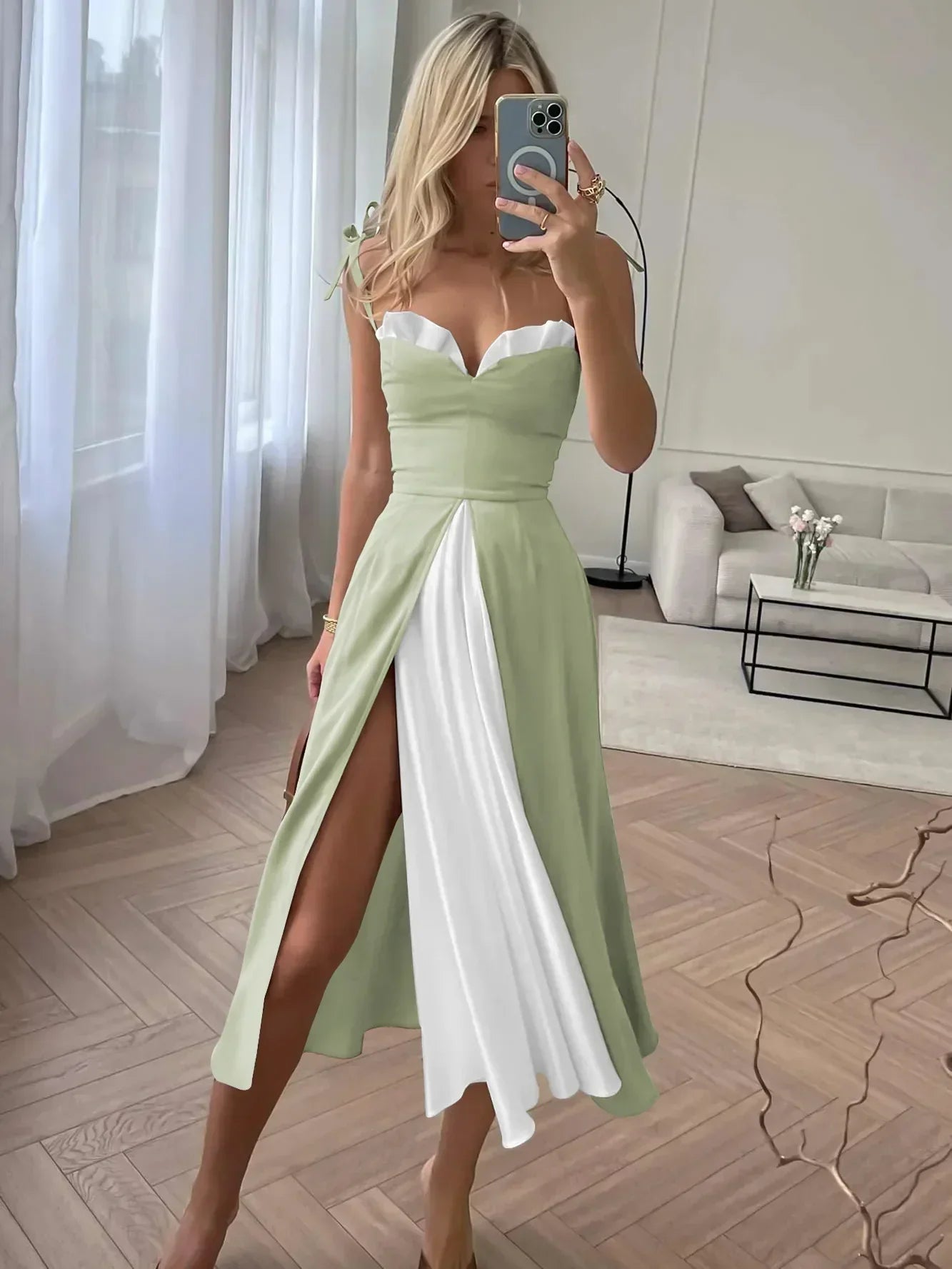 Lendina: Elegantes Satin-Slipdress mit Spaghettiträgern, Schlitz und Trägern
