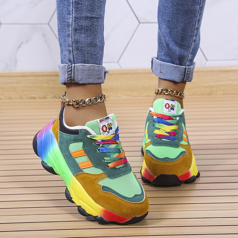 Damenschuhe mit Regenbogen-Streifen und Spitze