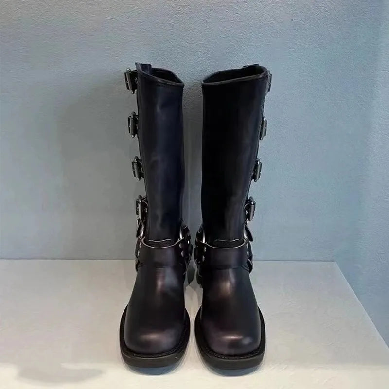 Krohn-e | Knielange Lederstiefel – Verstellbare Schnallenriemen – Runde Zehen – Gestapelte Absätze