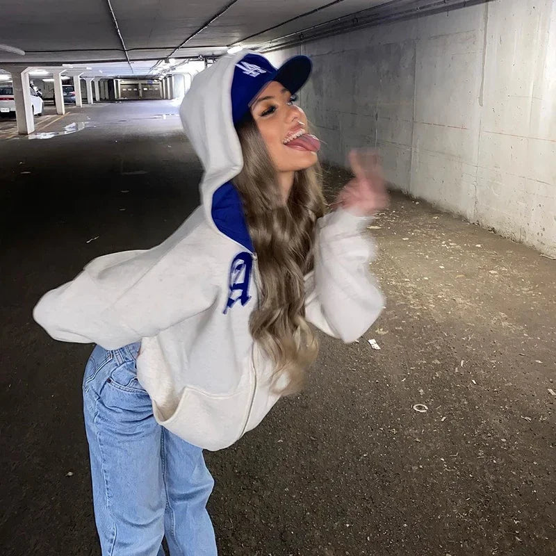 Damen Oversize Kapuzenpullover mit Horn-Details von Fudus (Reißverschluss)