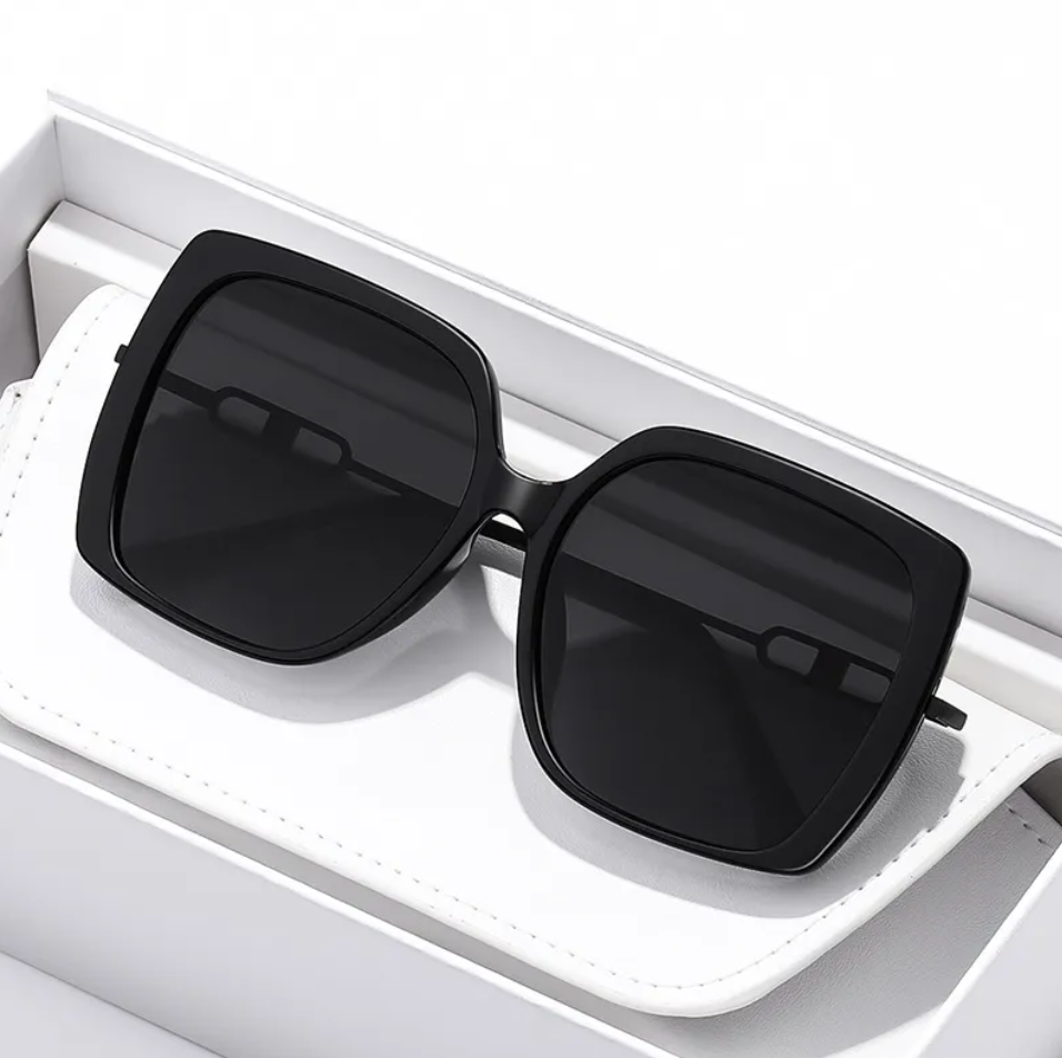 Klassische schwarze Sonnenbrille für Damen
 - Krohn-e