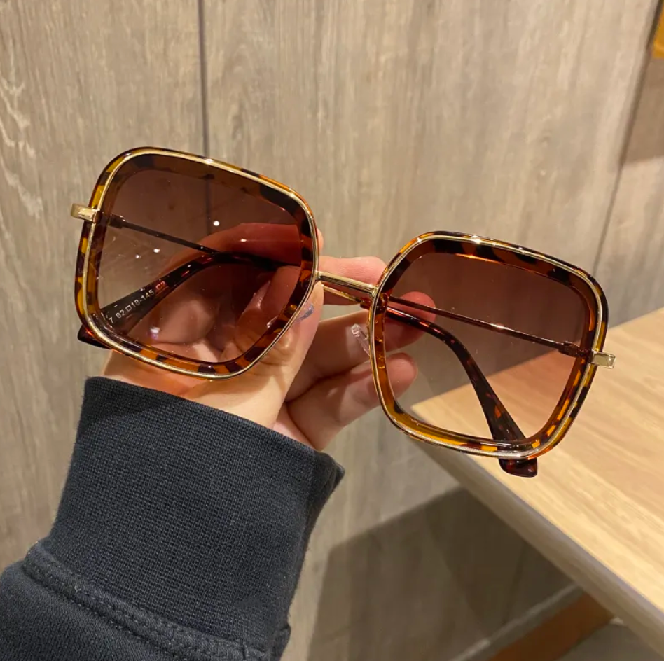 Damen Sonnenbrille im Old Money Stil mit Leopardenmuster
 - Krohn-e
