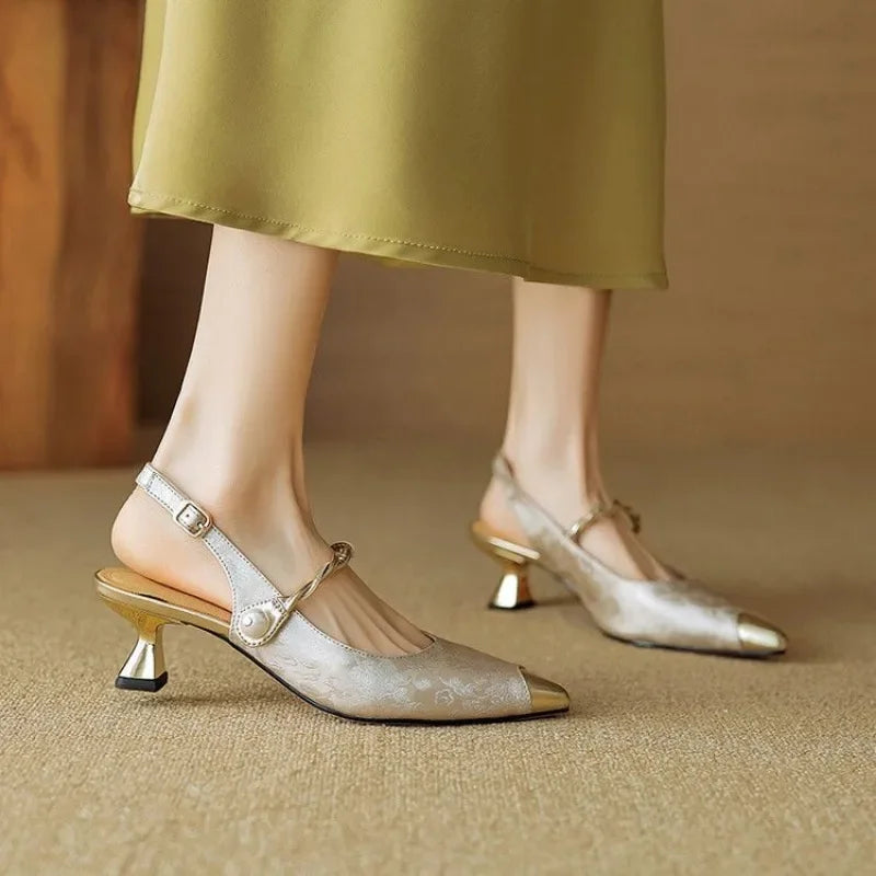 KROHN-E Damen Slingback Kitten Heels Perlenriemen Spitze Zehen