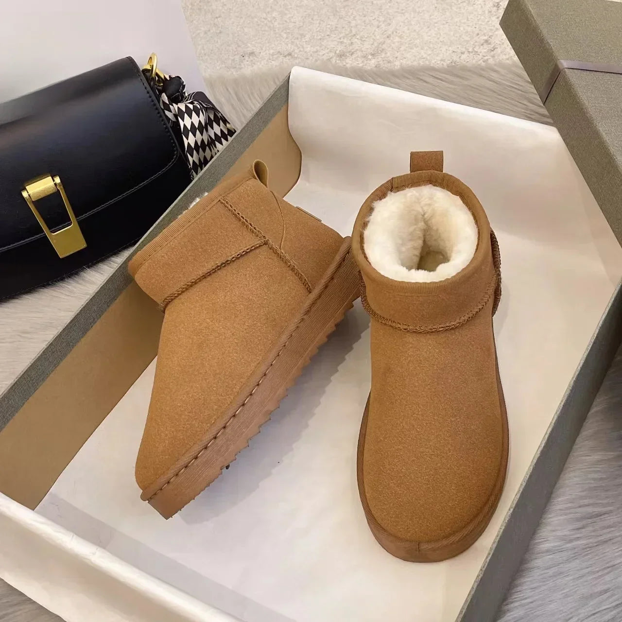 Moderne, modische Winterstiefel von Inessa