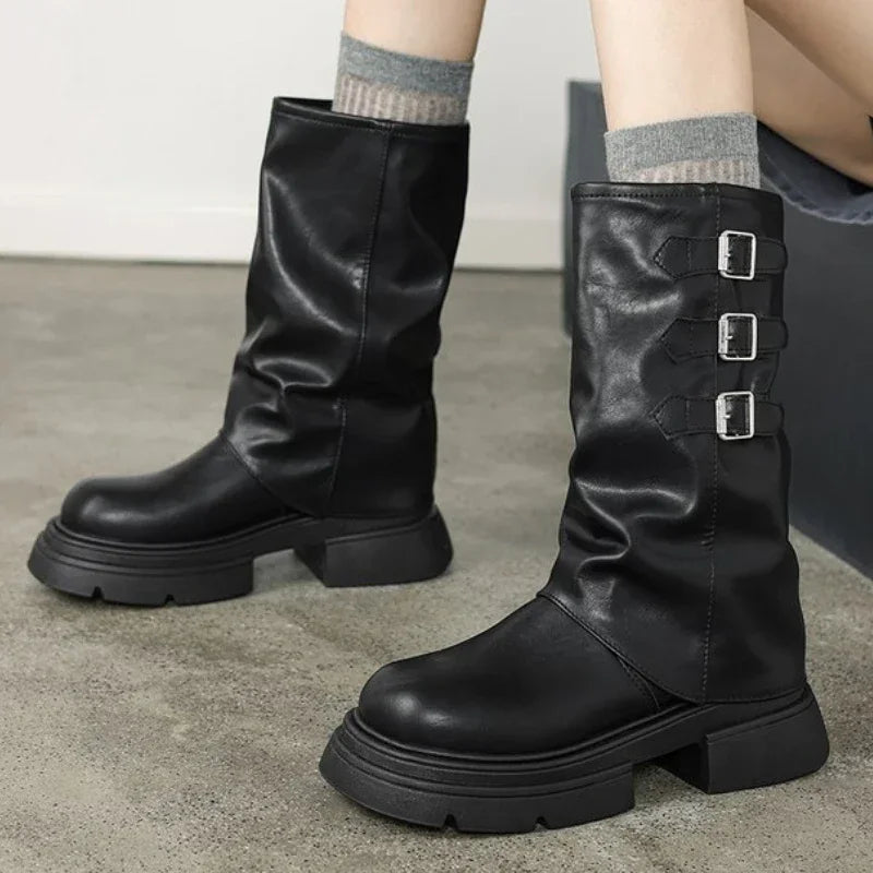 Krohn-e | Chunky-Heel-Biker-Stiefel für Damen mit Riemen-Details