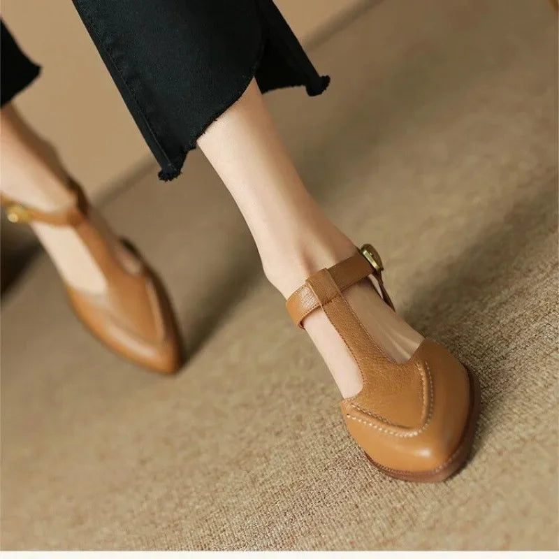 KROHN-E Damen T-Riemen Pumps spitze Zehen niedriger Absatz
