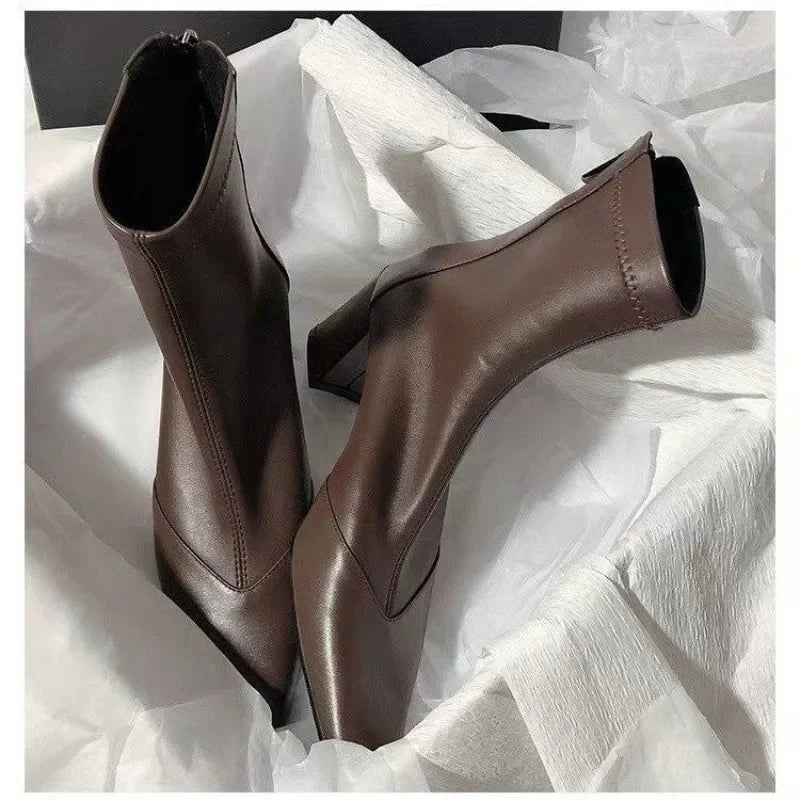 Krohn-e | High Heels Chunky Heel Stiefel mit Spitzem Zehen