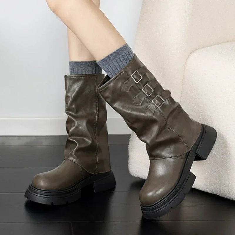 Krohn-e | Chunky-Heel-Biker-Stiefel für Damen mit Riemen-Details